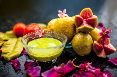 Ahşap yüzey üzerinde tabaklanmış cilt için en ucuz yüz maskesi guava oluşan bir cam kase iyi bazı domates hamuru ile karışık salça bırakır. Fantastik renkler ile tüm malzemelerle Shot.