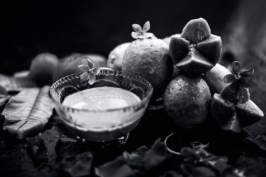 Ahşap yüzey üzerinde tabaklanmış cilt için en ucuz yüz maskesi guava oluşan bir cam kase iyi bazı domates hamuru ile karışık salça bırakır. Fantastik renkler ile tüm malzemelerle Shot.