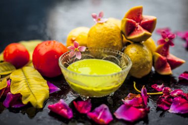 Ahşap yüzey üzerinde tabaklanmış cilt için en ucuz yüz maskesi guava oluşan bir cam kase iyi bazı domates hamuru ile karışık salça bırakır. Fantastik renkler ile tüm malzemelerle Shot.