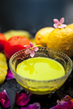 Ahşap yüzey üzerinde tabaklanmış cilt için en ucuz yüz maskesi guava oluşan bir cam kase iyi bazı domates hamuru ile karışık salça bırakır. Fantastik renkler ile tüm malzemelerle Shot.