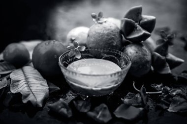 Ahşap yüzey üzerinde tabaklanmış cilt için en ucuz yüz maskesi guava oluşan bir cam kase iyi bazı domates hamuru ile karışık salça bırakır. Fantastik renkler ile tüm malzemelerle Shot.