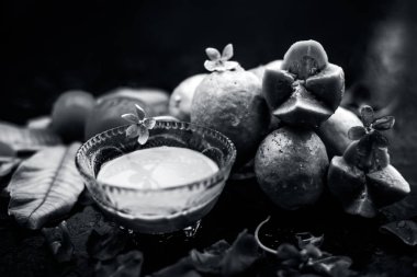 Ahşap yüzey üzerinde tabaklanmış cilt için en ucuz yüz maskesi guava oluşan bir cam kase iyi bazı domates hamuru ile karışık salça bırakır. Fantastik renkler ile tüm malzemelerle Shot.