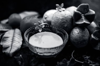 Ahşap yüzey üzerinde tabaklanmış cilt için en ucuz yüz maskesi guava oluşan bir cam kase iyi bazı domates hamuru ile karışık salça bırakır. Fantastik renkler ile tüm malzemelerle Shot.