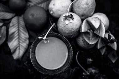 Ahşap yüzey üzerinde tabaklanmış cilt için en ucuz yüz maskesi guava oluşan bir cam kase iyi bazı domates hamuru ile karışık salça bırakır. Fantastik renkler ile tüm malzemelerle Shot.