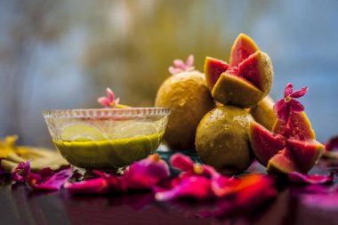 Ahşap yüzey üzerinde tabaklanmış cilt için en ucuz yüz maskesi guava oluşan bir cam kase iyi bazı domates hamuru ile karışık salça bırakır. Fantastik renkler ile tüm malzemelerle Shot.