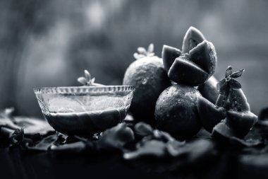 Ahşap yüzey üzerinde tabaklanmış cilt için en ucuz yüz maskesi guava oluşan bir cam kase iyi bazı domates hamuru ile karışık salça bırakır. Fantastik renkler ile tüm malzemelerle Shot.