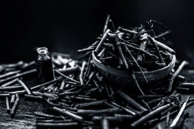 Manjistha/manzistha/Rubia cordifolia/madder vb. olarak da bilinen siyah ahşap yüzeyde kahverengi renkli bir sepetiçinde Hint madderwort veya madder kök Demet.