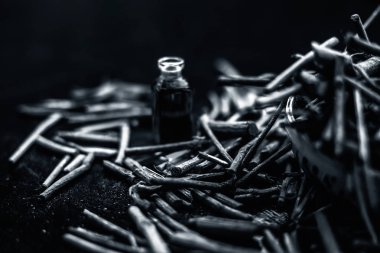 Manjistha/manzistha/Rubia cordifolia/madder vb. olarak da bilinen siyah ahşap yüzeyde kahverengi renkli bir sepetiçinde Hint madderwort veya madder kök Demet.