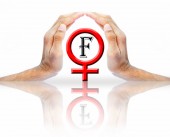 Dvě dlaně zabezpečující ženský symbol pohlaví  