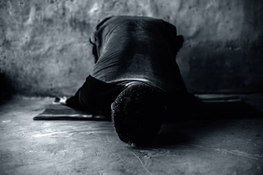 Genç enerjik erkek genç model renkli bir paspas üzerinde Paschimottanasana veya İleri kat yapıyor.