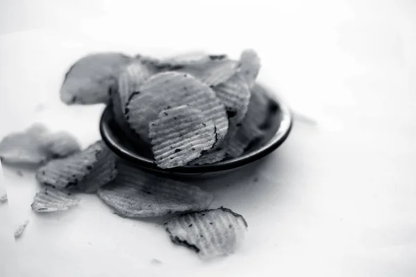 Croustilles Pommes Terre Biologiques Transformées Dans Une Plaque Verre Isolée — Photo