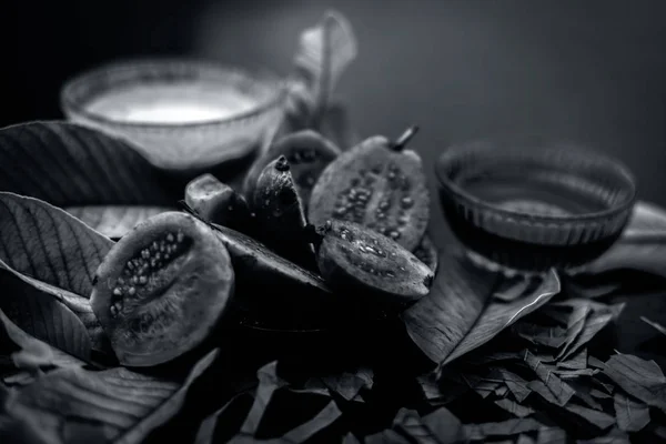 Hautaufhellungsmittel Behandlung Auf Der Schwarzen Glänzenden Oberfläche Bestehend Aus Guaven — Stockfoto