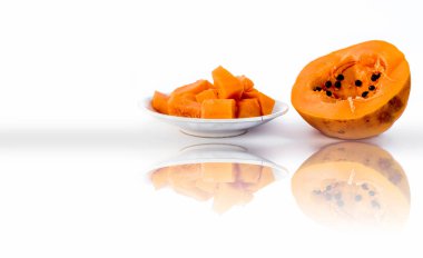 Ham kesim organik dilimlenmiş papaya bir cam plaka beyaz izole