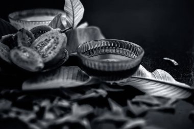 Taze kesilmiş egzotik meyve ve çay 