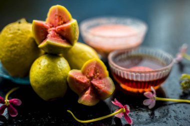 Taze kesilmiş egzotik meyve ve çay 