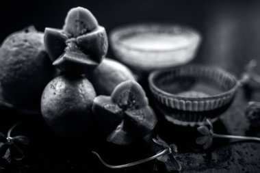 Taze kesilmiş egzotik meyve ve çay 