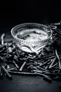 Cam bardak, siyah ve beyaz hazırlanan su ile Hint madderwort Demet