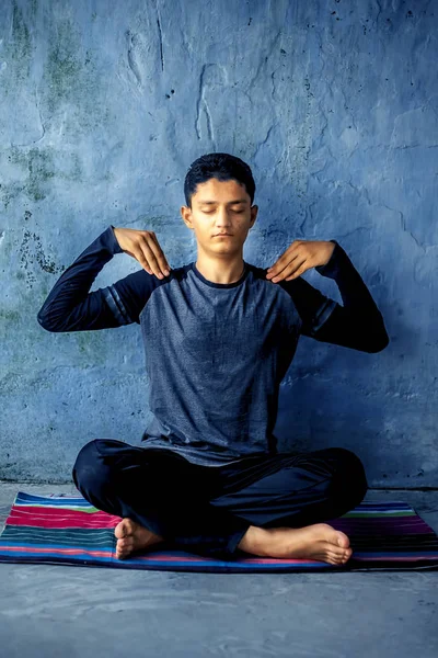 Ung Man Meditation Medan Sitter Matta — Stockfoto