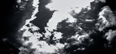 Mavi gökyüzü yatay çekim her yerinde beyaz renkli bulutlar.;