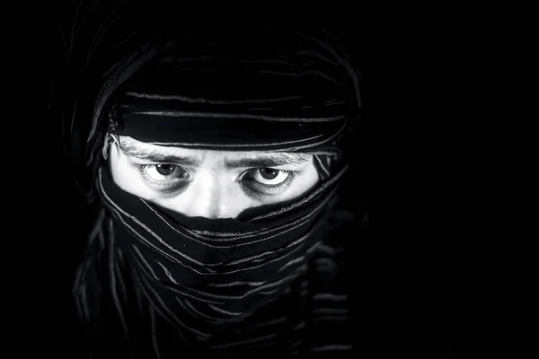 Uderzające Portret Męskiej Nastolatek Izolowane Czarno Przekłuwanie Oczy Wyraziste Wraz — Zdjęcie stockowe