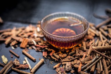 Hint madderwort demet veya madder kök / manjistha / manzistha / Rubia cordifolia / madder siyah yüzeyüzerinde çok amaçlı krem yapmak için cam bir kase bazı ham organik bal ile birlikte ve bir maske olarak kullanılan.