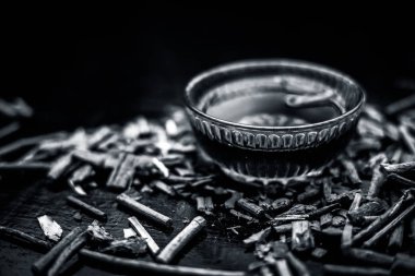 Hint madderwort demet veya madder kök / manjistha / manzistha / Rubia cordifolia / madder siyah yüzeyüzerinde çok amaçlı krem yapmak için cam bir kase bazı ham organik bal ile birlikte ve bir maske olarak kullanılan.