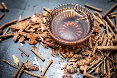 Hint madderwort demet veya madder kök / manjistha / manzistha / Rubia cordifolia / madder siyah yüzeyüzerinde çok amaçlı krem yapmak için cam bir kase bazı ham organik bal ile birlikte ve bir maske olarak kullanılan.