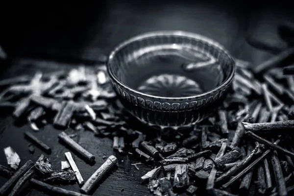 Hint madderwort demet veya madder kök / manjistha / manzistha / Rubia cordifolia / madder siyah yüzeyüzerinde çok amaçlı krem yapmak için cam bir kase bazı ham organik bal ile birlikte ve bir maske olarak kullanılan.