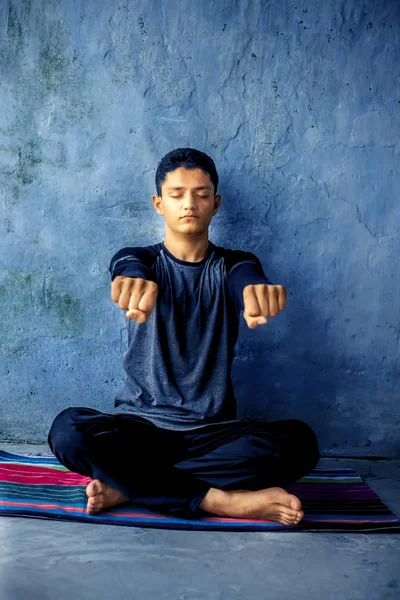 Teenage Pojke Klädd Svart Färgad Klädsel Och Gör Yoga Den — Stockfoto