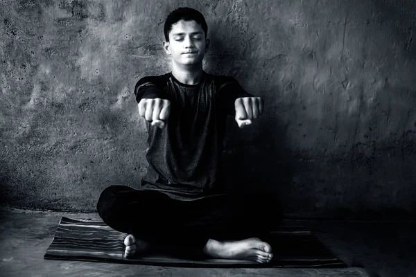 Adolescente Niño Usando Traje Color Negro Haciendo Yoga Estera Tradicional —  Fotos de Stock