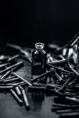 Mini şişesinde yağ olan bir avuç kızılderili.