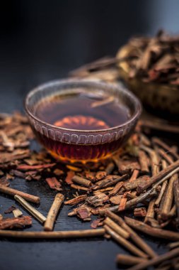 Hint madderwort demet veya madder kök / manjistha / manzistha / Rubia cordifolia / madder çok amaçlı krem yapmak için cam bir kase bazı ham organik bal ile birlikte ve bir maske olarak kullanılır. Dikey çekim.