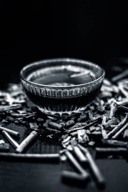 Hint madderwort demet veya madder kök / manjistha / manzistha / Rubia cordifolia / madder çok amaçlı krem yapmak için cam bir kase bazı ham organik bal ile birlikte ve bir maske olarak kullanılır. Dikey çekim.