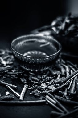 Hint madderwort demet veya madder kök / manjistha / manzistha / Rubia cordifolia / madder çok amaçlı krem yapmak için cam bir kase bazı ham organik bal ile birlikte ve bir maske olarak kullanılır. Dikey çekim.