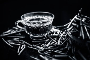 Cam bardak, siyah ve beyaz hazırlanan çay ile Hint madderwort Demet