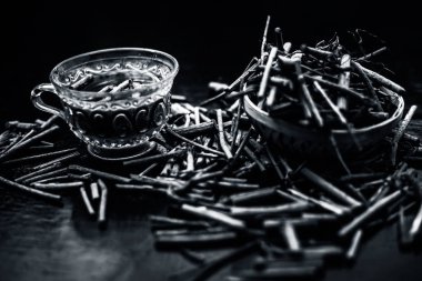 Cam bardak, siyah ve beyaz hazırlanan çay ile Hint madderwort Demet