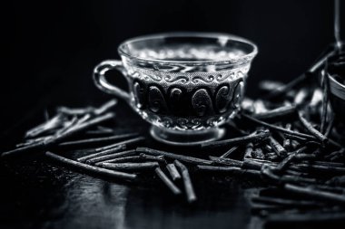 Cam bardak, siyah ve beyaz hazırlanan çay ile Hint madderwort Demet