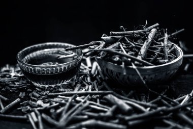 Cam bardak, siyah ve beyaz hazırlanan çay ile Hint madderwort Demet