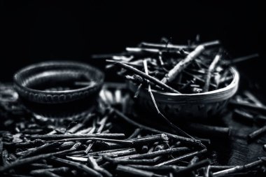 Cam bardak, siyah ve beyaz hazırlanan çay ile Hint madderwort Demet