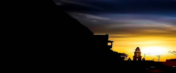 Dramática Toma Del Atardecer Con Árboles Edificios Cielo Dramático Con —  Fotos de Stock