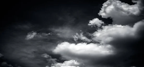 Dramatische Aufnahme Des Bewölkten Himmels Mit Sonne Beleuchteten Wolken — Stockfoto