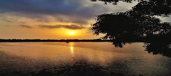 Захід Сонця Кінця Озера Сонячним Промінням Воду Драматичне Небо Кольори — стокове фото
