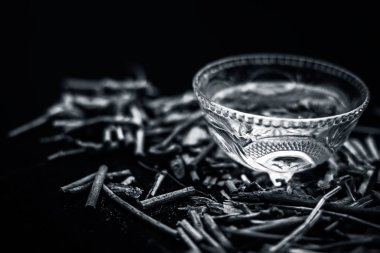 Cam bardak, siyah ve beyaz hazırlanan su ile Hint madderwort Demet