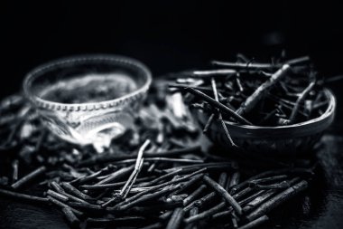 Cam bardak, siyah ve beyaz hazırlanan çay ile Hint madderwort Demet