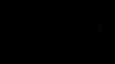 Erkek eli siyah arkaplanda beliriyor ve işaret veriyor.