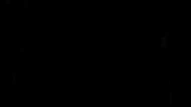 Erkek eli siyah arkaplanda beliriyor ve işaret veriyor.