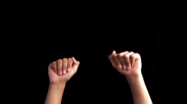 Erkek elleri siyah arkaplanda beliriyor ve parmaklarıyla ritim tutuyor