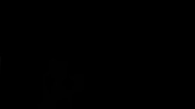 Erkek eli siyah arkaplanda beliriyor ve işaret veriyor.