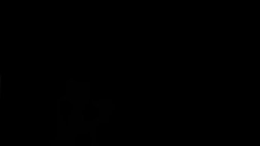 Erkek eli siyah arkaplanda beliriyor ve işaret veriyor.