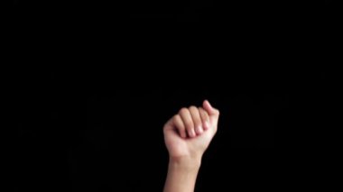 Erkek eli siyah arkaplanda beliriyor ve işaret veriyor.